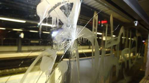 Γυαλιά καρφιά στα Πευκάκια από τις συμπλοκές οπαδών Μίλαν-ΑΕΚ [ΕΙΚΟΝΕΣ]