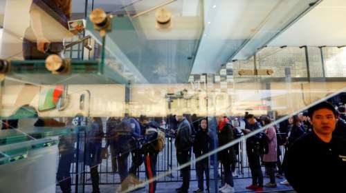 iPhone-mania: Ατέλειωτες ουρές σε όλο τον κόσμο