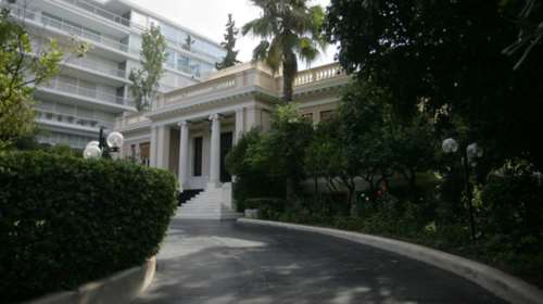 Οι δύο φάκελοι στο Μαξίμου: Ανασχηματισμός και απλή αναλογική