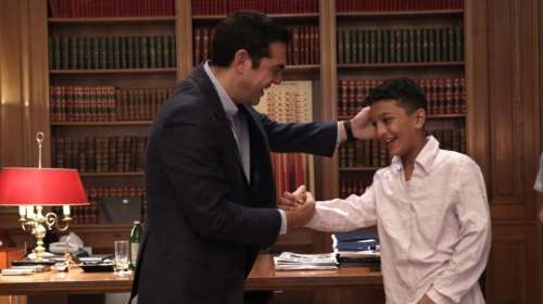 Μια ελληνική σημαία, το συμβολικό δώρο του Αλέξη Τσίπρα στον μικρό Αμίρ