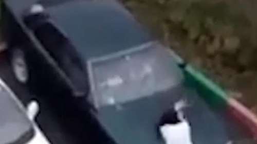 Ρωσίδα καταστρέφει με τηγάνι το αυτοκίνητο του πρώην της