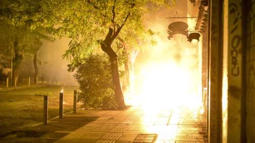 Σαββατιάτικη «ρουτίνα» με «βροχή» μολότοφ στα Εξάρχεια