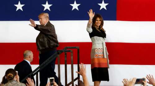 Με πολύχρωμο παλτό Fendi αξίας 3,700 € η Μελάνια Τραμπ στην Ιαπωνία