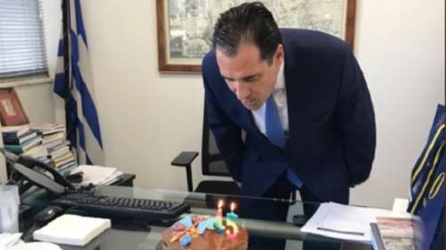 Η τούρτα για τα γενέθλια του Άδωνι και οι &quot;ευχές&quot; Πολάκη [φωτό]