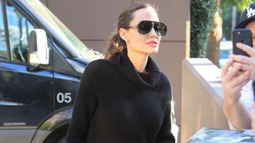 Η εντελώς ασυνήθιστη εμφάνιση της Τζολί με μίνι sweater dress