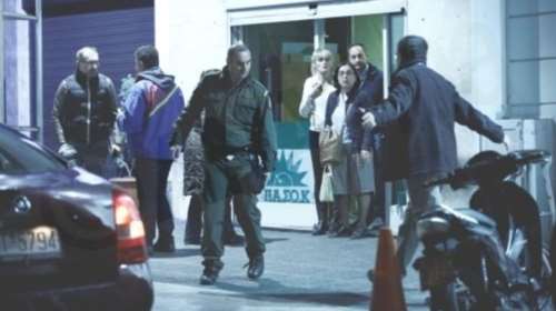 Επίθεση έξω από ΠΑΣΟΚ: Καταδίκη και ευθύνες στην κυβέρνηση από τα κόμματα