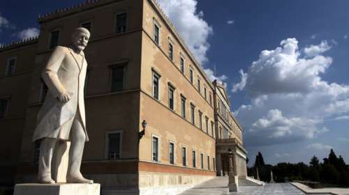 Αναστάτωση στη Βουλή για φάκελο με παραλήπτη την Αχτσιόγλου