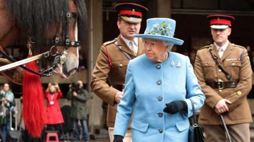 Ο Κόρμπιν ζητεί βασιλική συγγνώμη για τα Paradise Papers