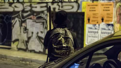 Ο φιλόμουσος γάτος των Εξαρχείων που δεν μασάει από μολότοφ!