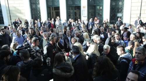 Το πλήθος απειλεί να λιντσάρει τον δολοφόνο της Δώρας