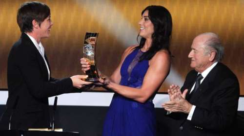 Η Χόουπ Σόλο κατηγορεί τον Σεπ Μπλάτερ για σεξουαλική παρενόχληση!