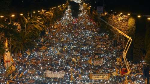 Εκατοντάδες χιλιάδες άνθρωποι στους δρόμους της Βαρκελώνης