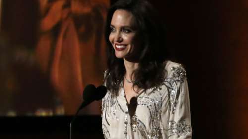 Η πανέμορφη Τζολί χόρεψε επί σκηνής φορώντας τουαλέτα με τεράστιο σκίσιμο