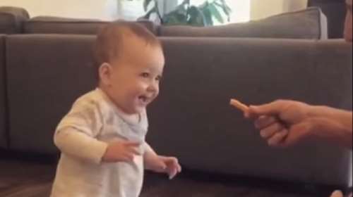 Mωρό κάνει τα πρώτα του βήματα για χάρη... μιας τηγανητής πατάτας