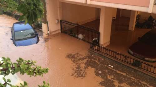Πλημμύρα με εγκλωβισμένους οδηγούς και κατοίκους σε Νέα Πέραμο &amp; Μάνδρα