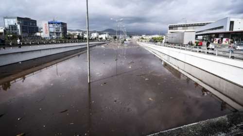 Η απόλυτη καταστροφή! Βούλιαξαν μέχρι και νταλίκες