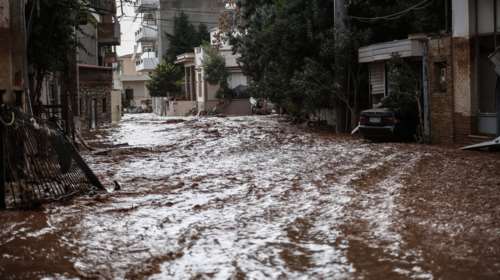 Eγκλωβισμένη στο σπίτι της η δήμαρχος της Μάνδρας