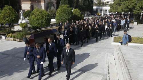 Πλήθος κόσμου για το τελευταίο αντίο στον Γιάννη Καψή (Εικόνες)