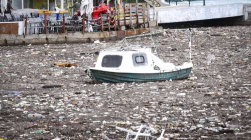 Ν. Πέραμος: H θάλασσα έγινε στεριά από τα μπάζα και τη λάσπη