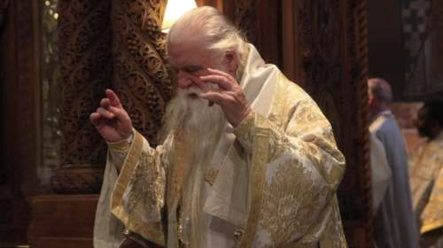 Σε δίκη για υποκίνηση σε βία παραπέμπεται ο Αμβρόσιος