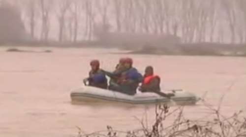Δραματική διάσωση με...βάρκα σε χωράφια στην Πιερία - Βίντεο