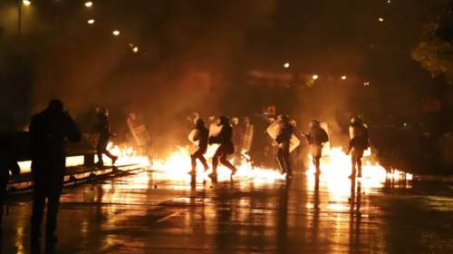 Βροχή από μολότοφ &amp; φωτιές σε Θεσσαλονίκη &amp;  Πάτρα Video