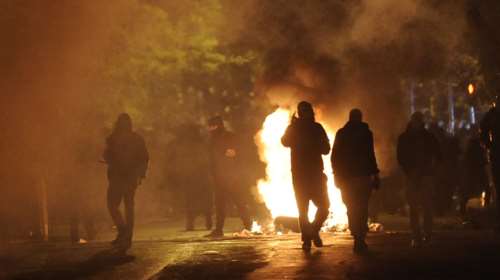 Εξάρχεια:Τραυματίστηκε σοβαρά από φωτοβολίδα γυναίκα δικηγόρος