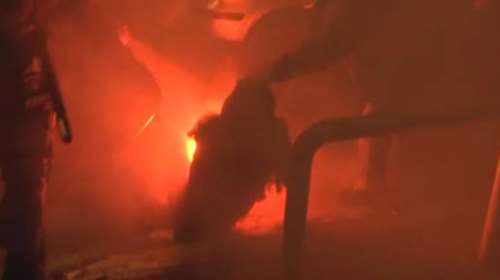 Σκληρές εικόνες: Η στιγμή που η φωτοβολίδα χτυπάει την δικηγόρο