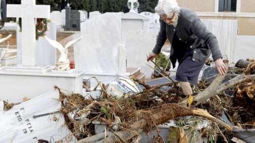 Θρήνος χωρίς τέλος στη Μάνδρα αγνοούνται άλλοι 3 άνθρωποι