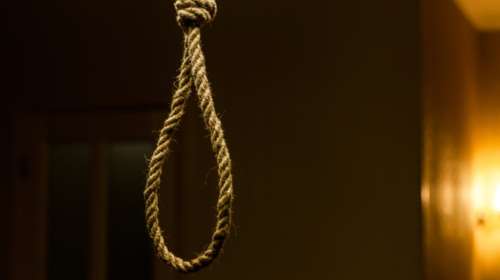 Βρέθηκε κρεμασμένος μέσα στο σπίτι του