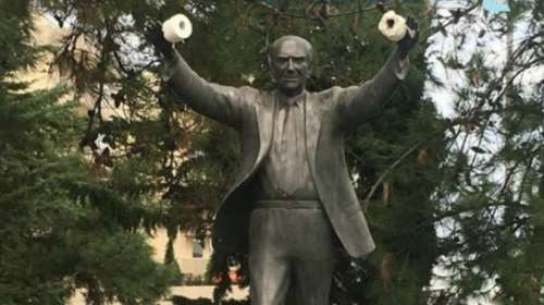 Κρέμασαν χαρτιά υγείας στο άγαλμα του Ανδρέα Παπανδρέου στην Καλαμαριά