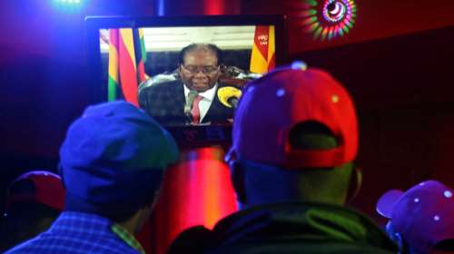 O 93χρονος Mουγκάμπε «πουλάει τρέλα» και δεν παραιτείται από πρόεδρος