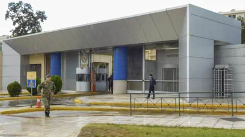 Εβαλαν ειδική ομάδα &amp; drones να φρουρούν την πύλη Πενταγώνου!