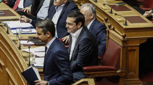 Σύγκρουση κορυφής στη Βουλή για το μέρισμα, τις πλημμύρες και τους φόρους