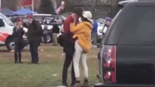 Τα καυτά φιλιά της Μάλια Ομπάμα σε δημόσια θέα (ΒΙΝΤΕΟ)