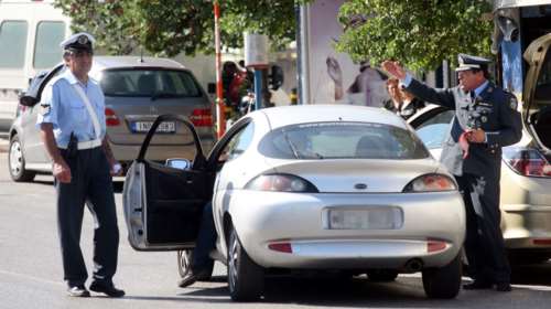 Οδηγός χτύπησε με παγοκόφτη δυο αστυνομικούς στην Γλυφάδα