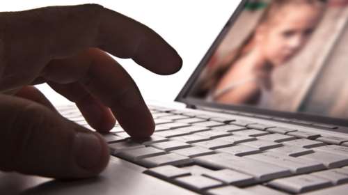Eπιασαν 50χρονο για πορνογραφία ανηλίκων από το Internet