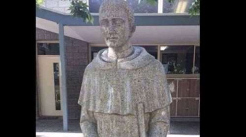 Αγαλμα αγίου διχάζει την Αυστραλία παραπέμποντας σε παιδοφιλία