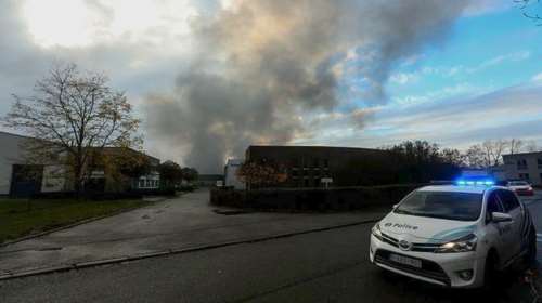Φωτιά σε εργοστάσιο με βάφλες "έπνιξε" στον καπνό τις Βρυξέλλες
