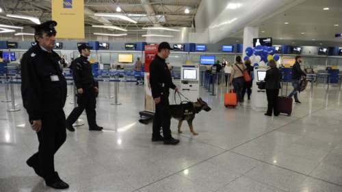 Μετανάστες «ντύθηκαν» ανδρόγυνο με ανήλικο για να πετάξουν στη Βιέννη