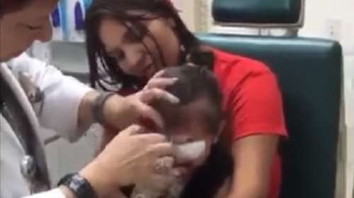 Συγκίνηση: Τυφλό κοριτσάκι βλέπει για πρώτη φορά