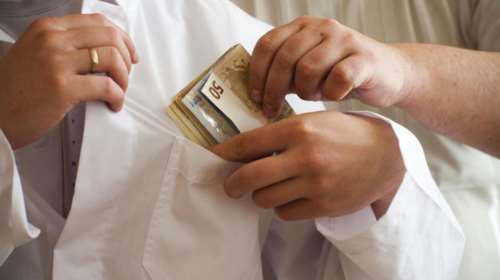 Επιασαν με φακελάκι γυναικολόγο στο νοσοκομείο Παπαγεωργίου