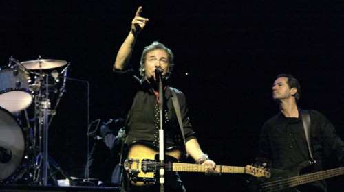 Το &quot;αφεντικό&quot; της μουσικής πουλάει το πατρικό του σπίτι