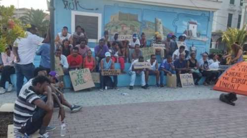 Κατάληψη στα γραφεία του ΣΥΡΙΖΑ από πρόσφυγες στη Μυτιλήνη