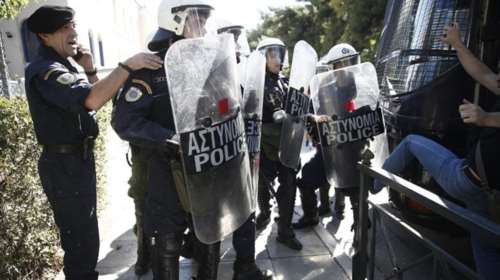 Ενταση και μικροεπεισόδια έξω από το υπουργείο Παιδείας