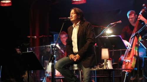 Ο Γιάννης Κότσιρας τραγουδά τα δικά του «ανείπωτα» στον Σταυρό του Νότου