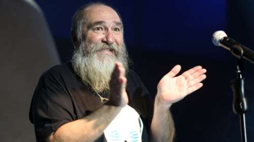 Κατέρρευσε πάνω στη σκηνή ο Τζίμης Πανούσης [VIDEO]