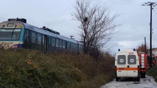 Τρένο παρέσυρε Ι.Χ. στα Τρίκαλα- Νεκρός ο οδηγός