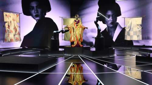 Ρομπότ και κιμονό κάτω από την ίδια στέγη σε μια έκθεση