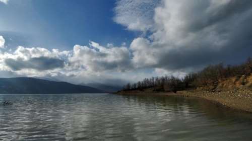 Δευτέρα με συννεφιά και ασθενείς τοπικές βροχές